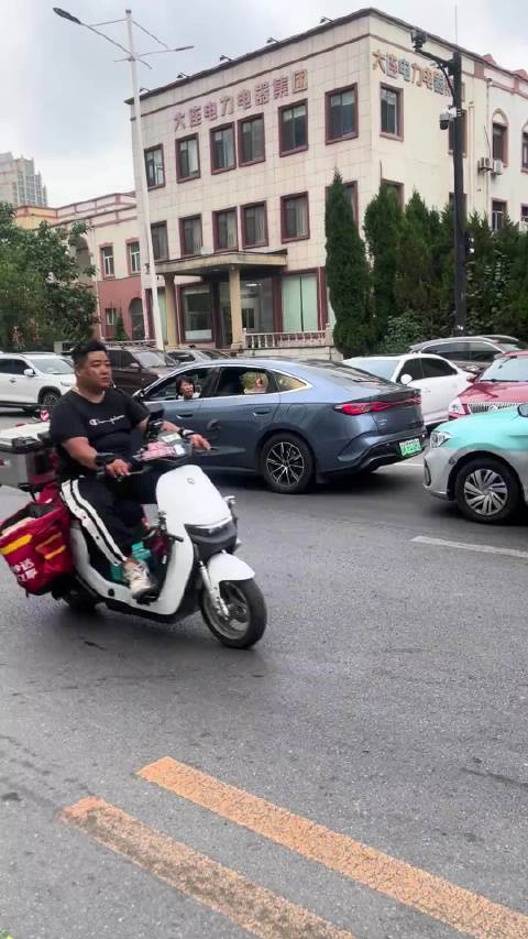大连女子停车打电话致拥堵，与出租车司机起口角