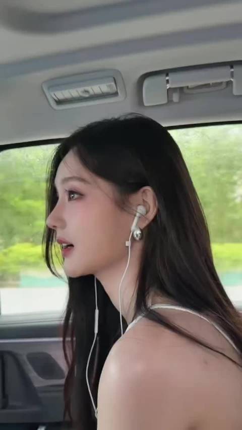 李一桐贺涵下雨梗互动，错过梗后笑吐了