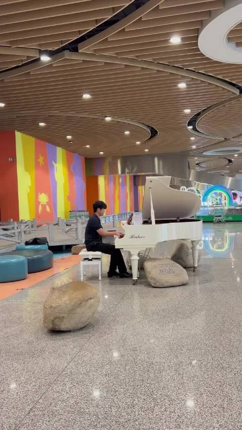 厦门文旅请钢琴师机场演奏迎接丁禹兮与粉丝