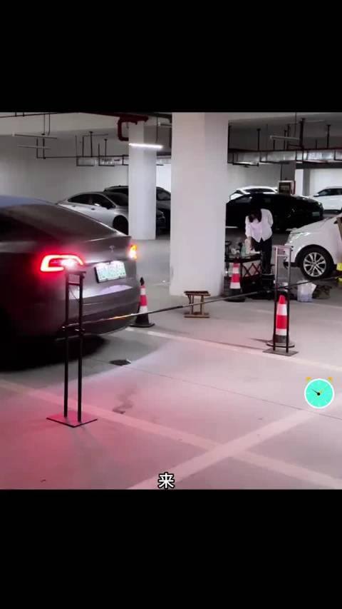 自动泊车超难场景挑战，多品牌车辆放置鱼竿测试
