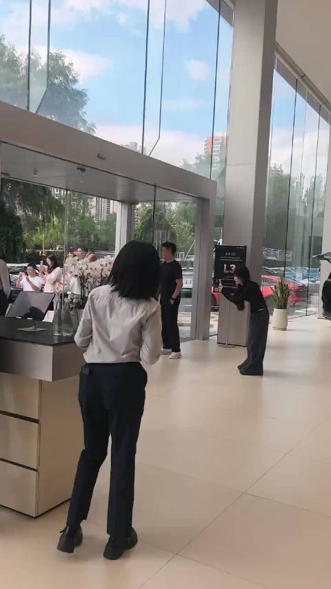 奥沙利文看鸿蒙智行尊界，准备买国产车
