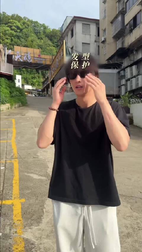 王凯沐走路甩胳膊配发型保护，喜剧人身份藏不住