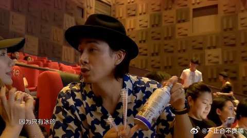 我家小两口：戚薇李承铉去看电影，主动坐在男士身边，太贴心了！