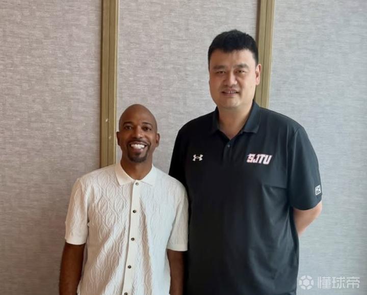 “面具侠”汉密尔顿感谢姚明款待：我还是不相信到禁区时能投篮