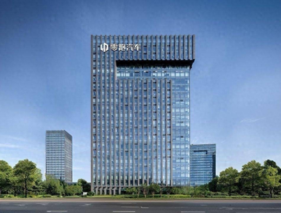 中国乘用车厂商冠军“换人”：半年突破100万辆，比亚迪退居第二