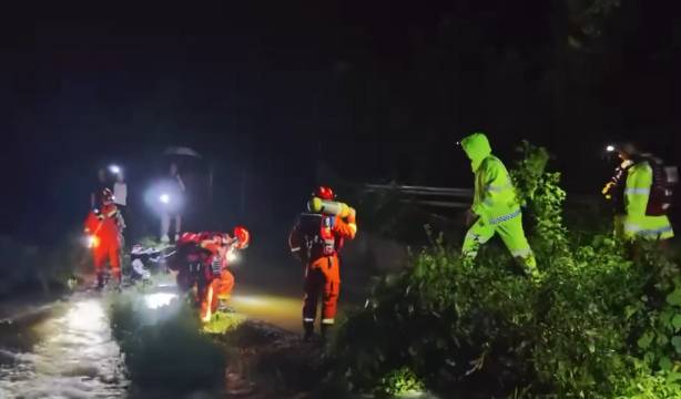 暴雨夜2学生被困景区当地紧急救援 目前已由家属接回