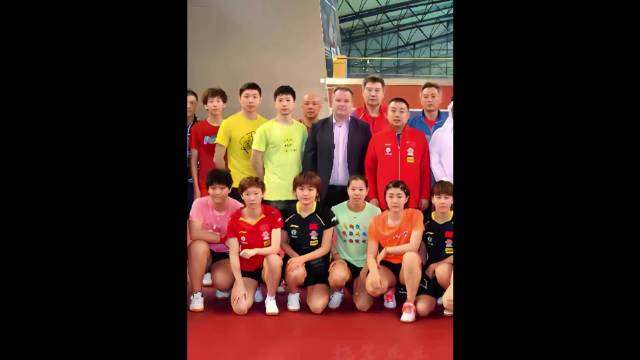 国乒合照，前排左三黑衣美女是谁？