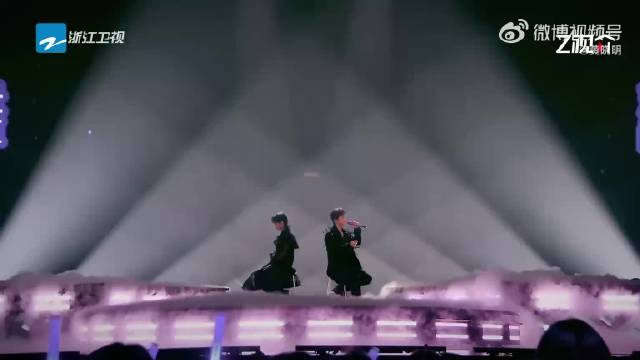 黄晓明音综跨界演唱惊艳，与刘雨昕合唱《空白格》默契十足
