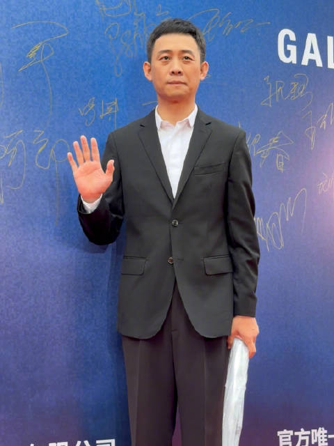 演员张译亮相红毯，就这样拿着伞淋雨，签名留念更是不能再低调了