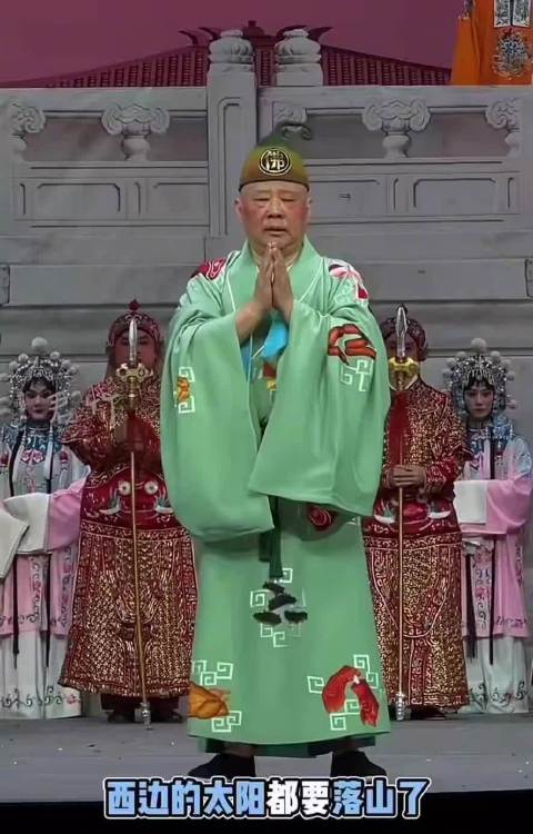 估计是现在观众流失太多，只能自己下场当小丑了，结果玩砸了