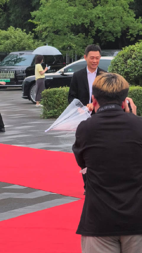 张译亮相