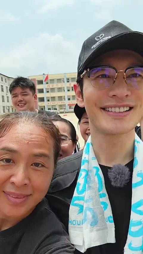 黄晓明低调现身广西，菜市场买菜发放物资赈灾