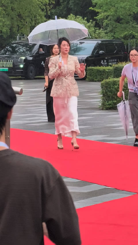 马丽亮相