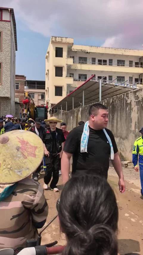 黄晓明现身广西赈灾，与群众合影时称也要装饭