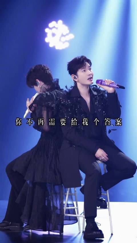 刘雨昕转头发现空无一人，拍拍黄晓明提醒走位
