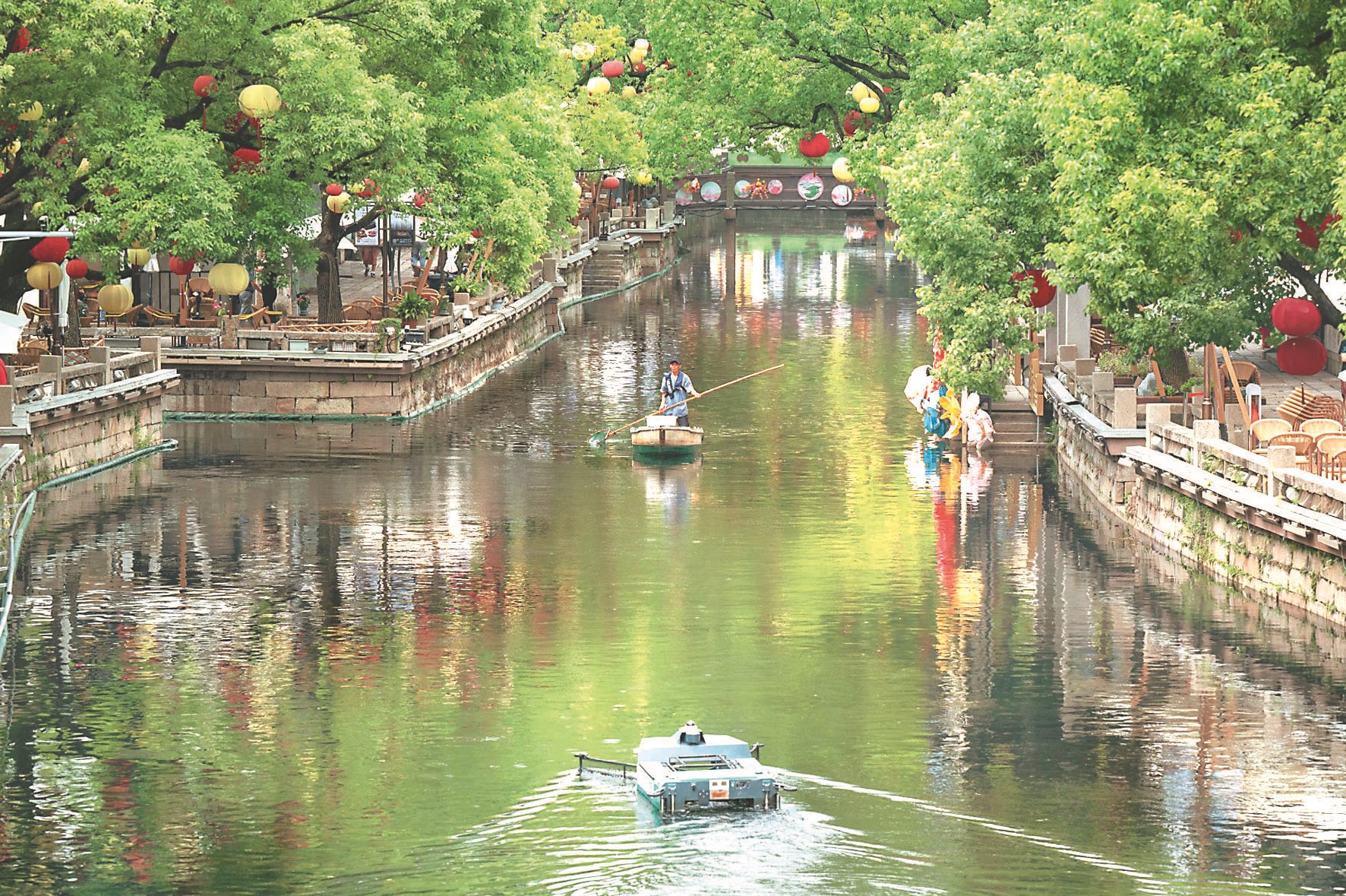 近日，无锡惠山映月里河道上，智能无人驾驶清洁船与保洁