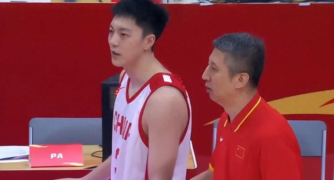男篮热身赛：中国队激战美洲强队，后卫有差距，贺西宁胡金秋稳定