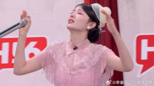 王楚然表演“飞得更高”，穿着旗袍学小鸟飞，张凌赫满眼宠溺