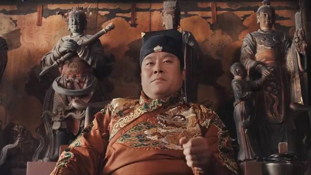 我看了好几遍这个电影，今天才发现，雨化田屁股下面坐了个人