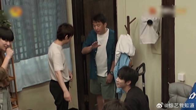 男神回村打水仗，裤子太短放飞自我