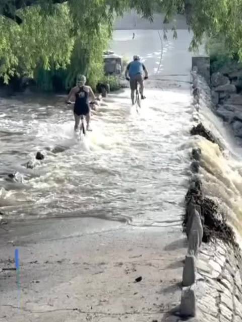 骑自行车涉水，瞬间变成了“现实版消失的她”，多人拉不住