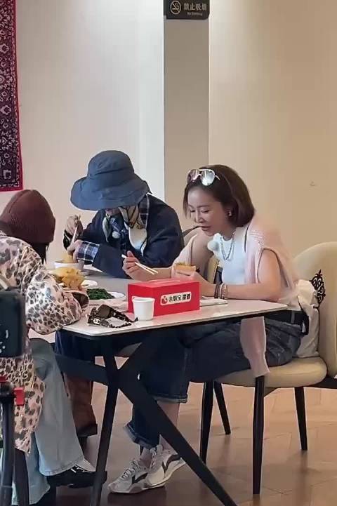 咋这么飒啊四位姐 向野的我们每天ootd都各有各的风格…