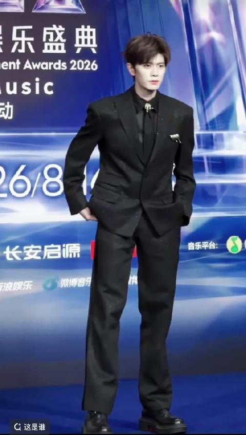 红毯压轴出场的任嘉伦，这身材比例真的逆天！