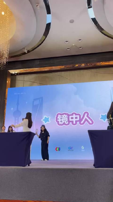 要被镜子游戏笑死了 这个乐乐很好欺负的样子哈哈哈哈(不是)