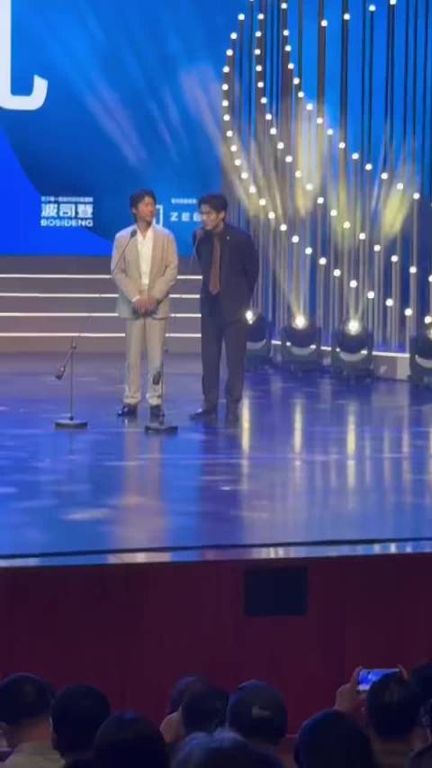 刘昊然王骁在湖光嘉年华同框啦，一起回忆了《南京照相馆》的拍摄经历