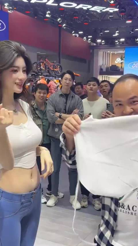 车模现场穿粉丝送的衣服 太勇敢了