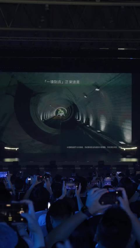 岚图追光S完成360度翻滚挑战，中国车世界首例