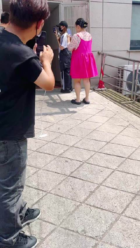 何与现身千夜奇谭，粉丝祝福拍戏顺利