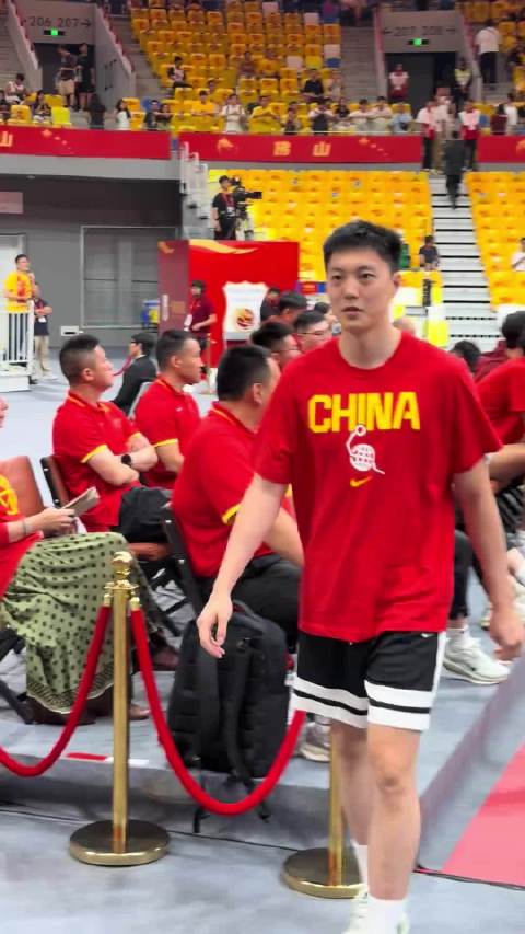 胡明轩还是很照顾球迷的！
