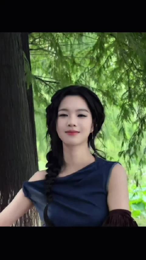 庄达菲身着牛仔鱼尾礼服裙亮相常熟湖光嘉年华