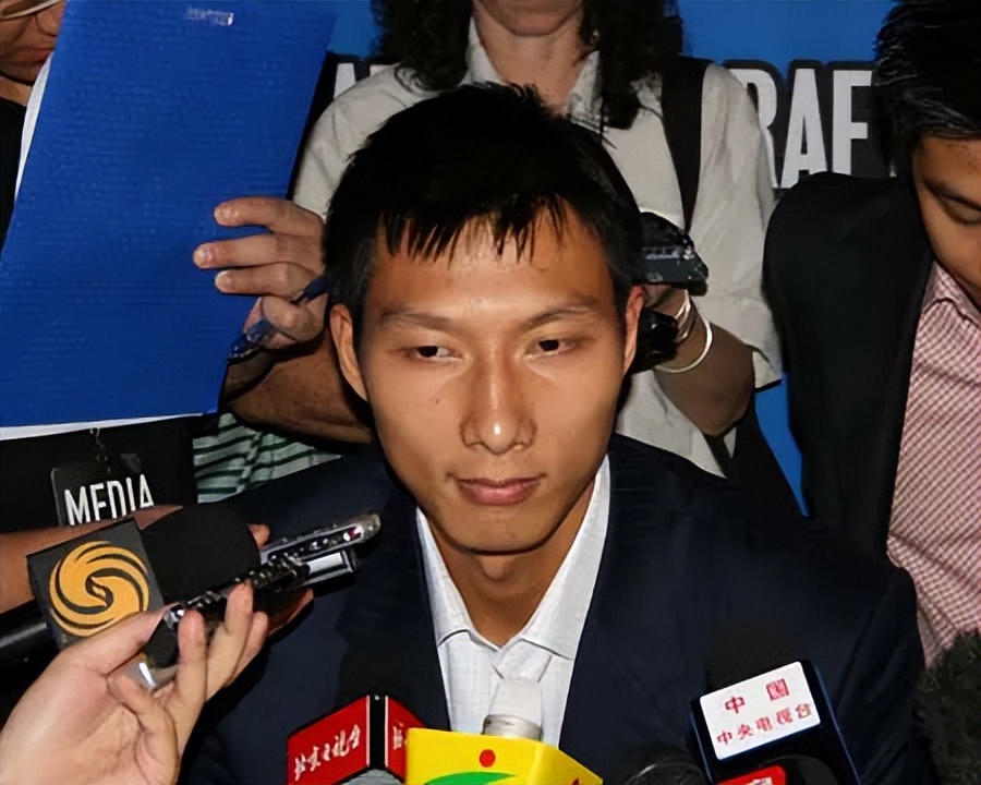 仅仅69天就被裁，湖人给了易建联一份合同，却没给他一个位置