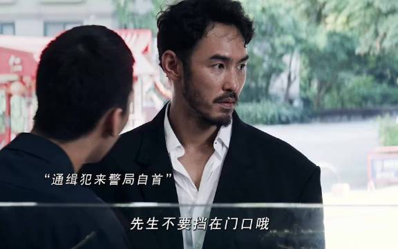 通缉犯：“家人们，这年头连自首都要排队了哦”