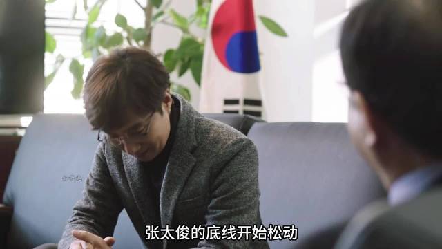 韩国电影《上流社会》中教授将病床当舞台，从英雄沦为小丑
