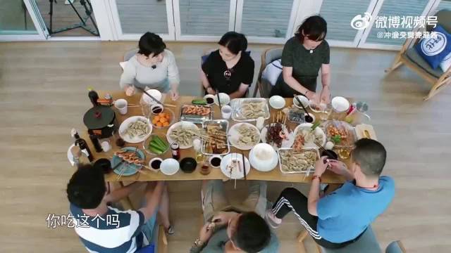 大S太会引导了，一句话让三个男人争相剥虾，看傻蒋勤勤