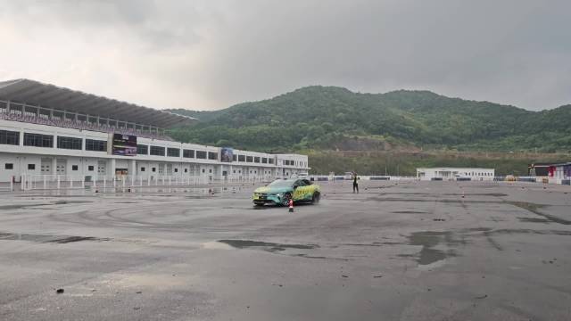 极氪创造全球首个新能源漂移赛照，本人成首批学员