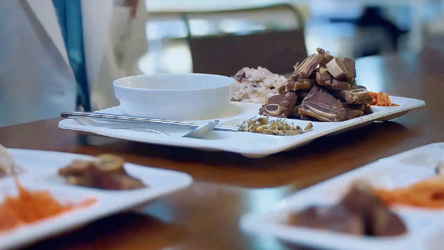韩国人竟然吃一点就饱了吗，这么多肉给我塞牙缝都不够呀