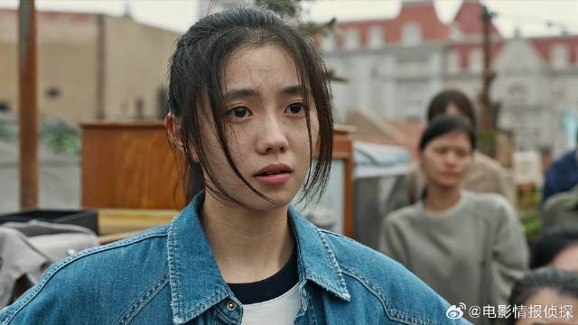 姑娘打趣小伙，小伙当众解衣示威，姑娘立马害羞