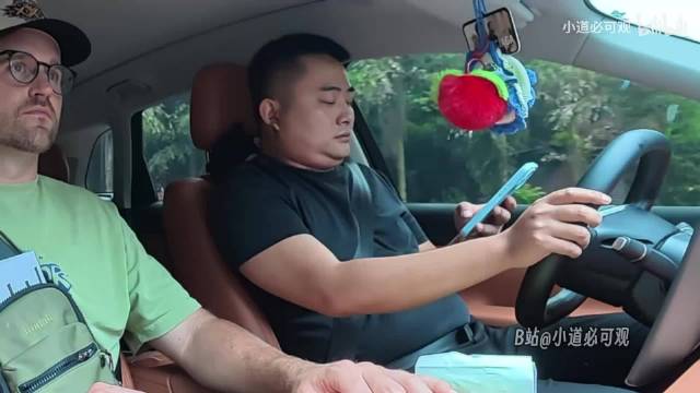 搭便车遇自动驾驶，司机聊白酒到ladyboy
