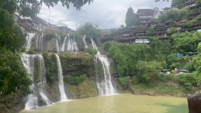 芙蓉镇被称为挂在瀑布上的千年古镇 原名王村