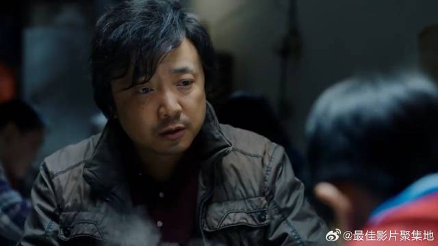 父亲生活拮据，儿子吃包子只吃皮不吃馅儿，给父亲吃