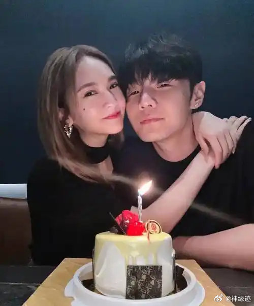 李荣浩给杨丞琳演唱会送花篮落款先生有什么特殊含义？