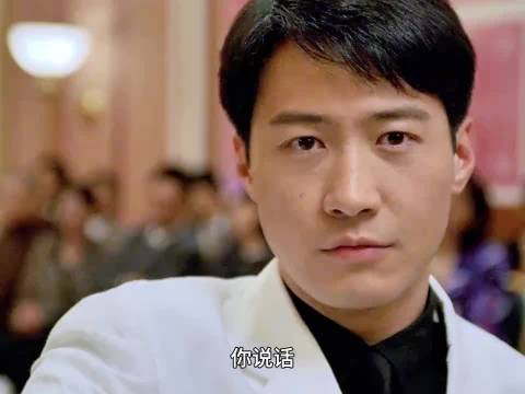 赌神3-5-赌神与风韵犹存的大妈玩梭哈，一招心里战术成功赚到800万