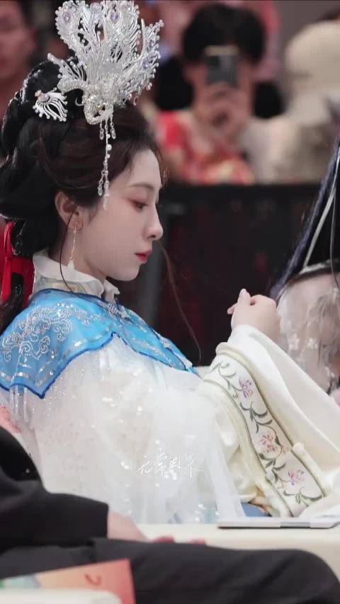 张小婉古风写真释出，蓝纱长裙临水抚纱似红楼美人