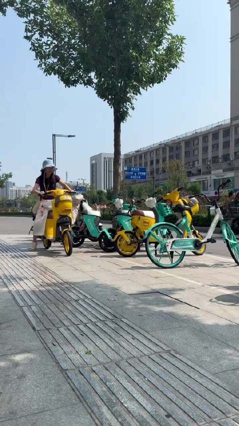 骑电动车戴头盔民间公益广告