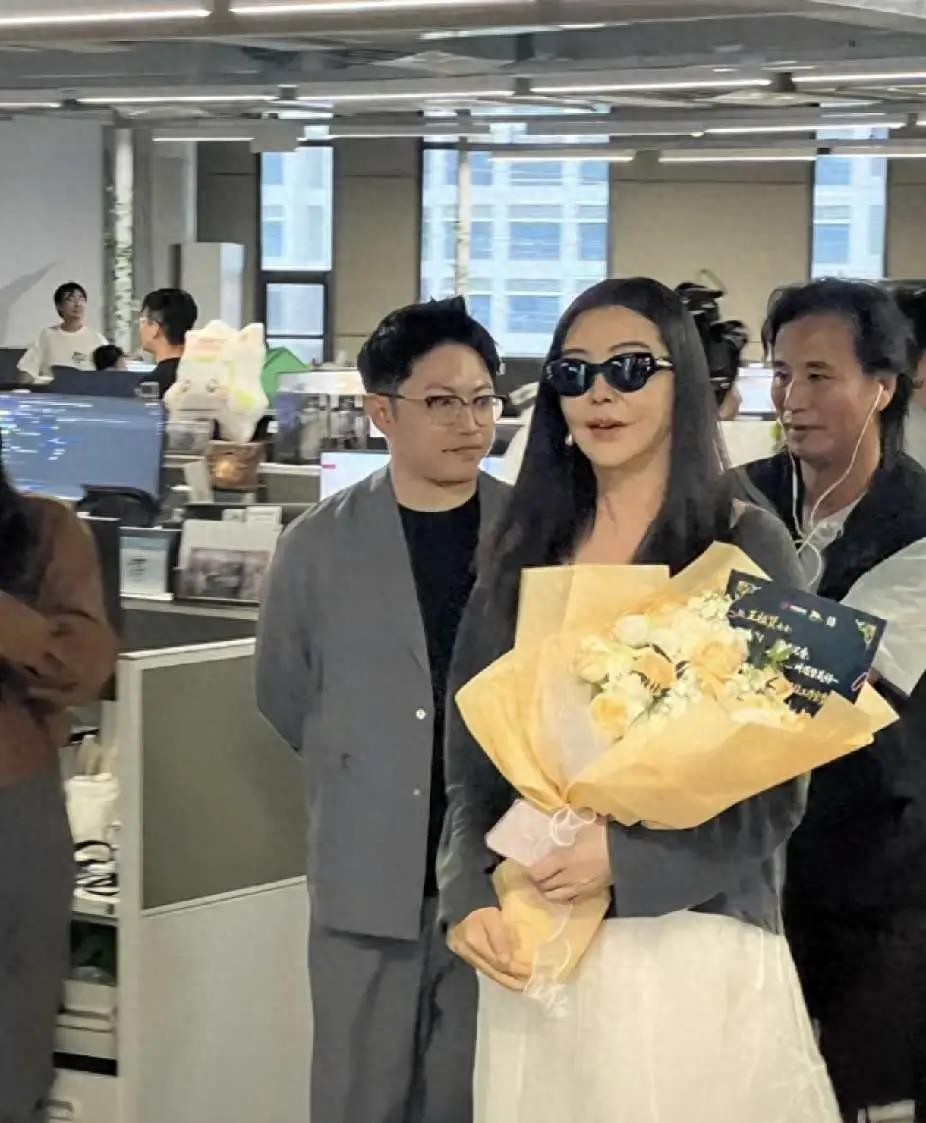 王祖贤突袭网易总部！气场封神，办公区全员围观太热闹！