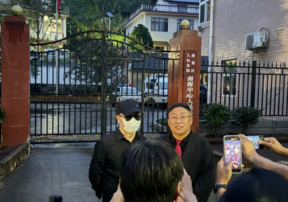 “男子结婚8年3孩非亲生”离婚案一审开庭未宣判 原告代理律师:双方就赔偿数额等争议较大 “男子结婚8年3孩非亲生”离婚案一审开庭未宣判 原告代理律师:双方就赔偿数额等争议较大